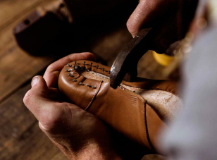 Dettaglio cuciture a mano su scarpe artigianali Made in Italy